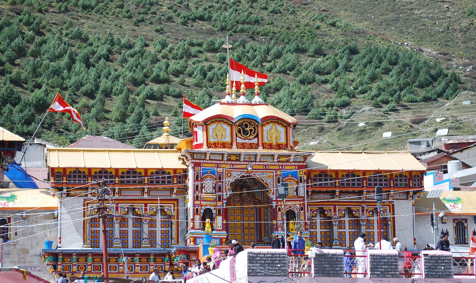 Badrinath town below Neelkanth peak, hotels along the Alaknanda