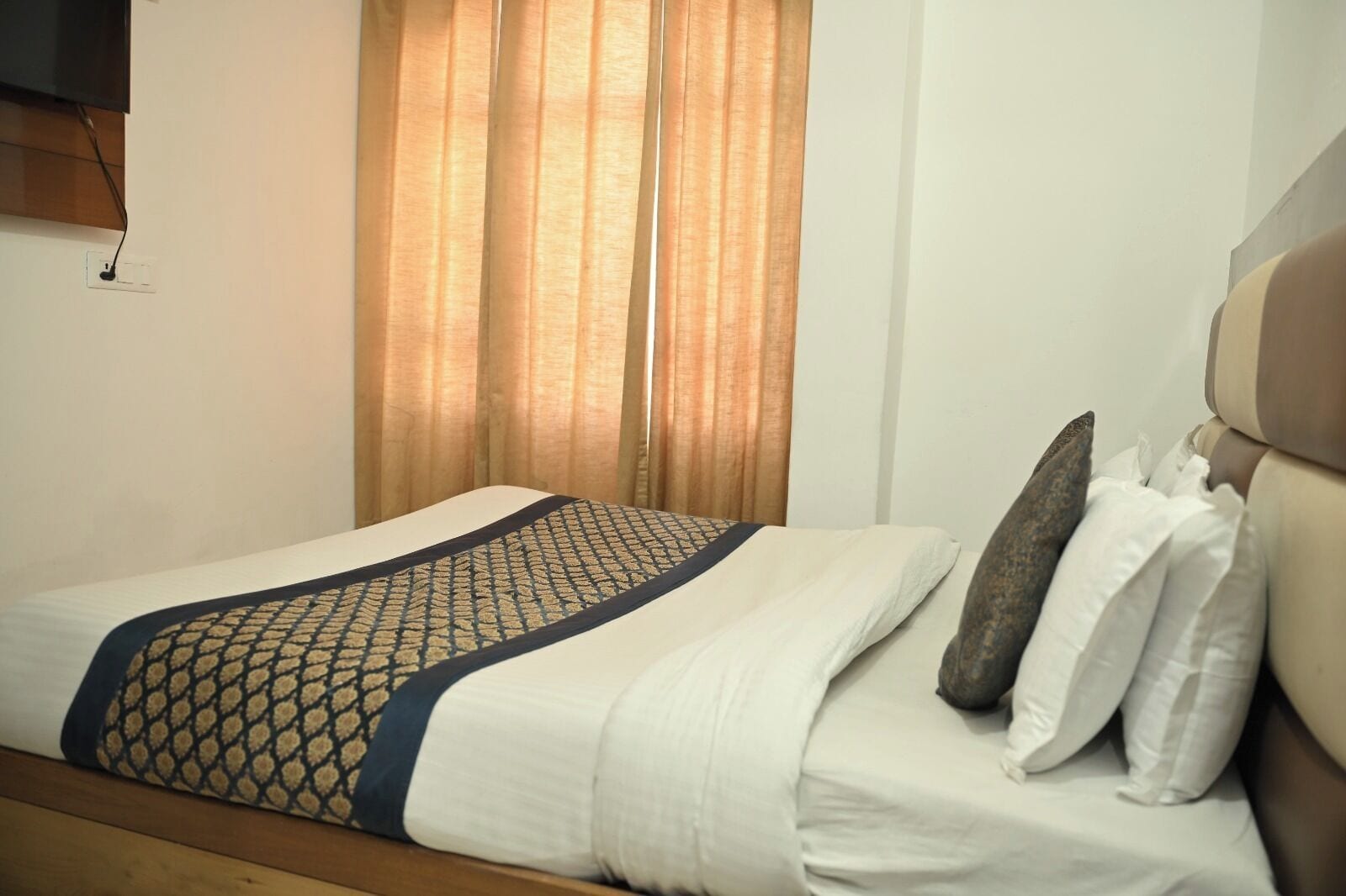 Deluxe room with a quilted runner — Hotel Tourist Home by Palak Hospitality, Mussoorie