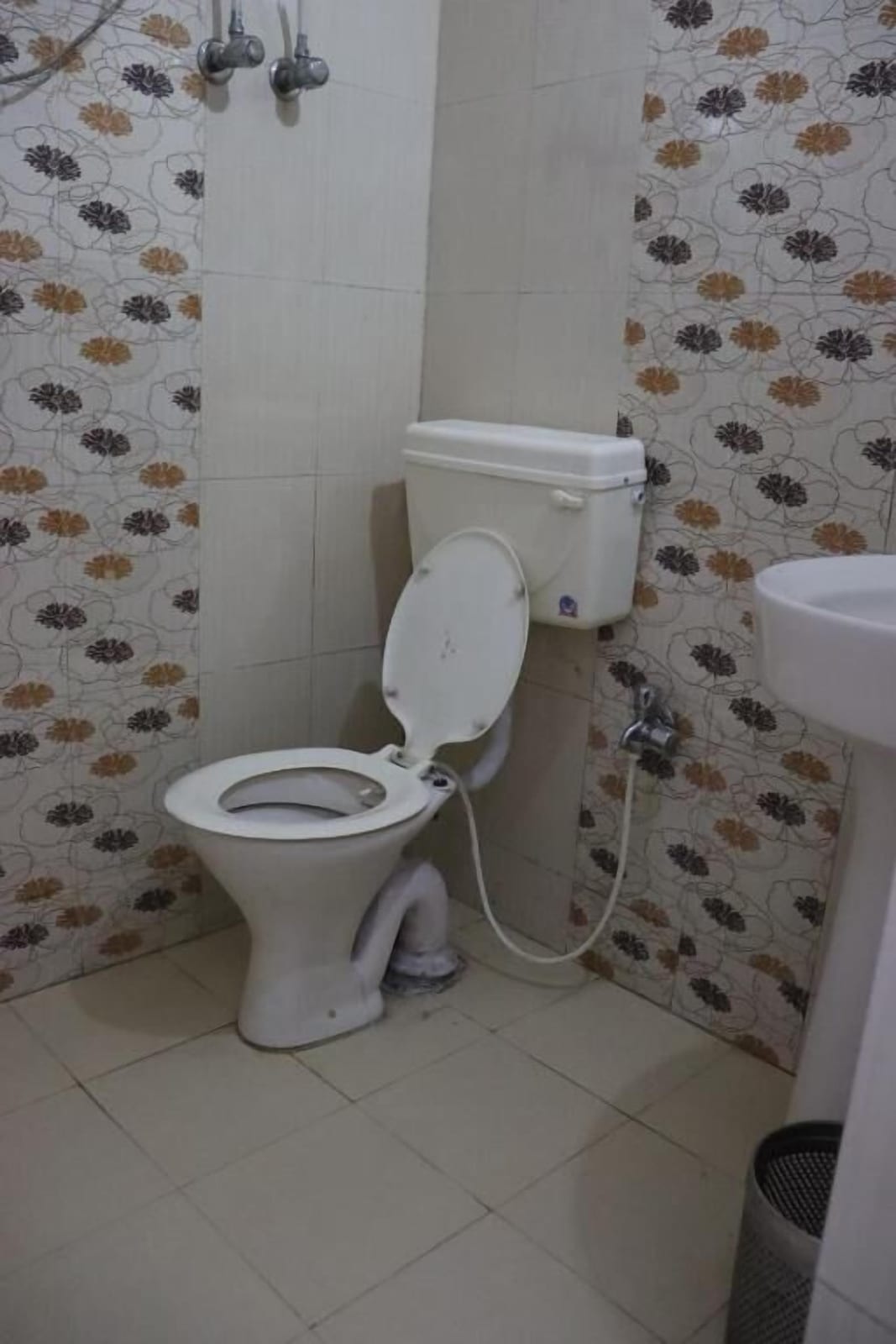 Attached bathroom with hot water — Hotel Tourist Home by Palak Hospitality, Mussoorie